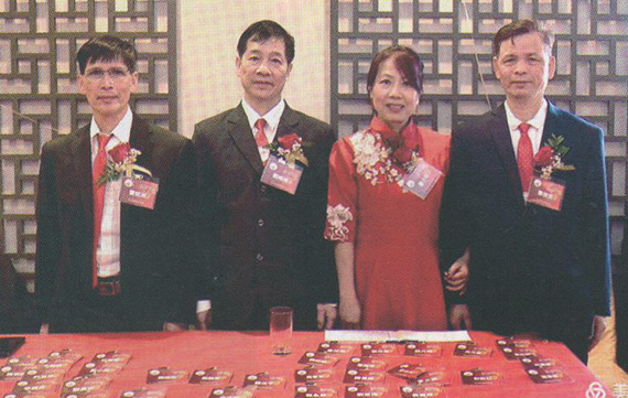 四位副会长排座或站立合照